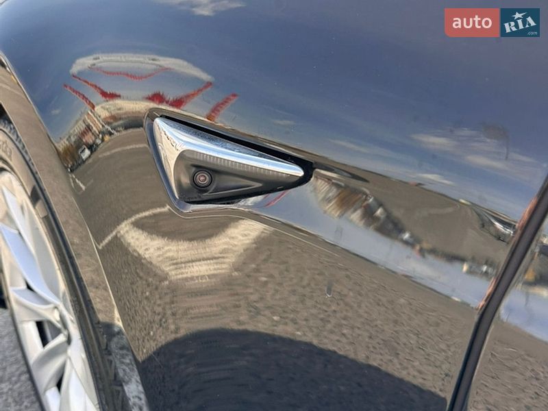 Лифтбек Tesla Model S 2017 в Черновцах
