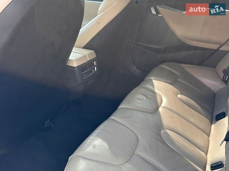Лифтбек Tesla Model S 2017 в Черновцах