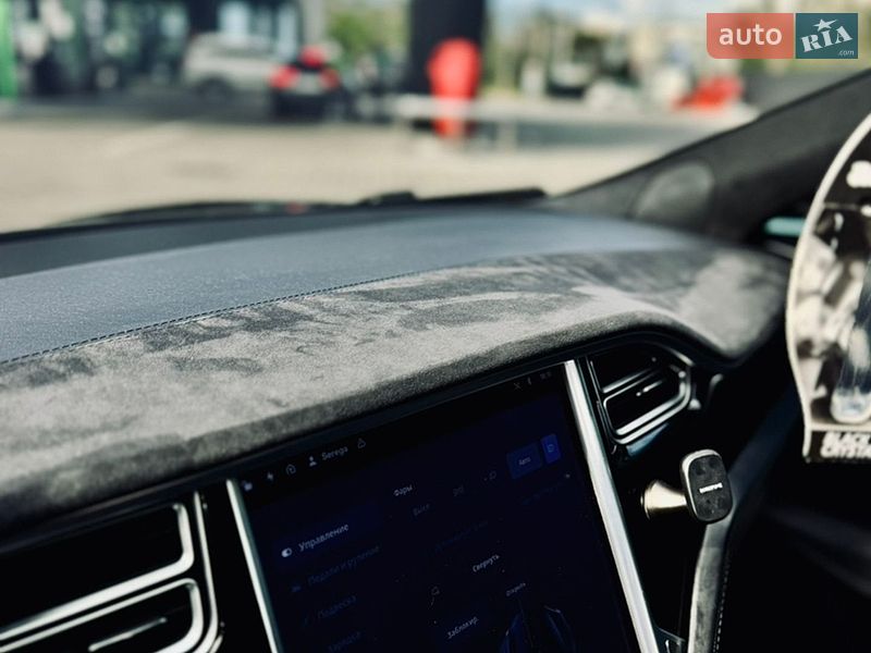 Ліфтбек Tesla Model S 2016 в Дніпрі