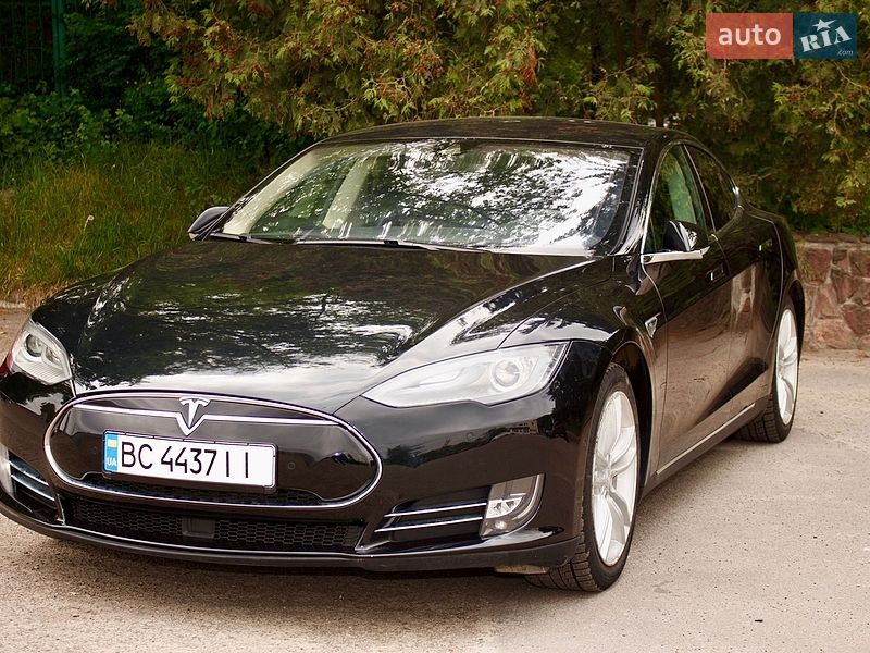 Ліфтбек Tesla Model S 2015 в Львові