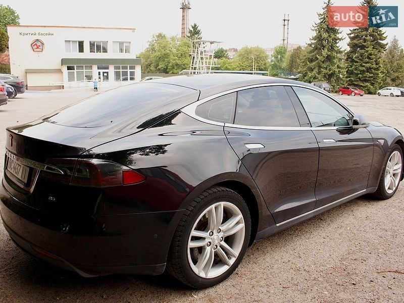 Ліфтбек Tesla Model S 2015 в Львові