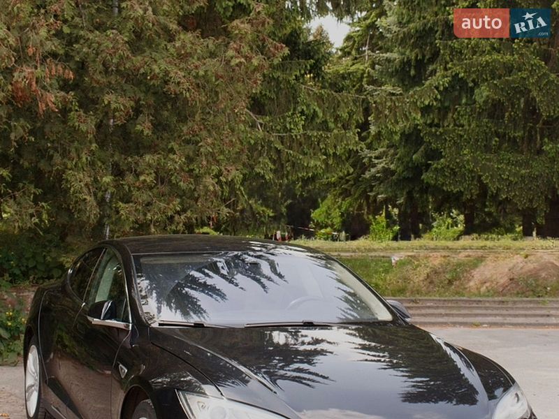 Ліфтбек Tesla Model S 2015 в Львові