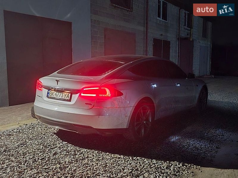 Лифтбек Tesla Model S 2015 в Ровно
