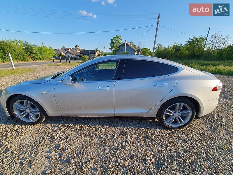Лифтбек Tesla Model S 2015 в Трускавце