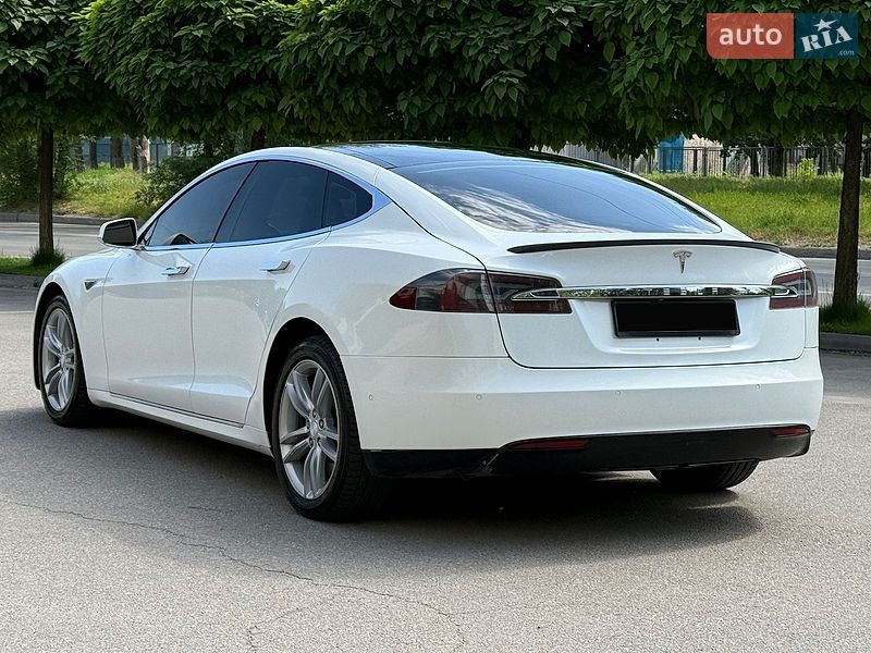 Ліфтбек Tesla Model S 2014 в Дніпрі