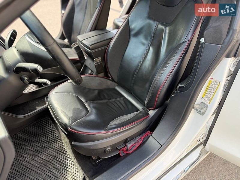 Ліфтбек Tesla Model S 2014 в Дніпрі