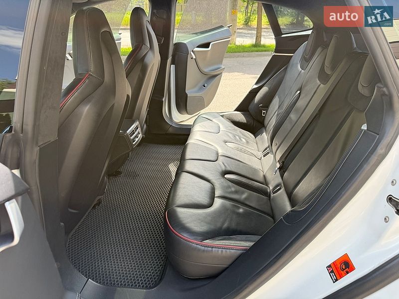 Ліфтбек Tesla Model S 2014 в Дніпрі