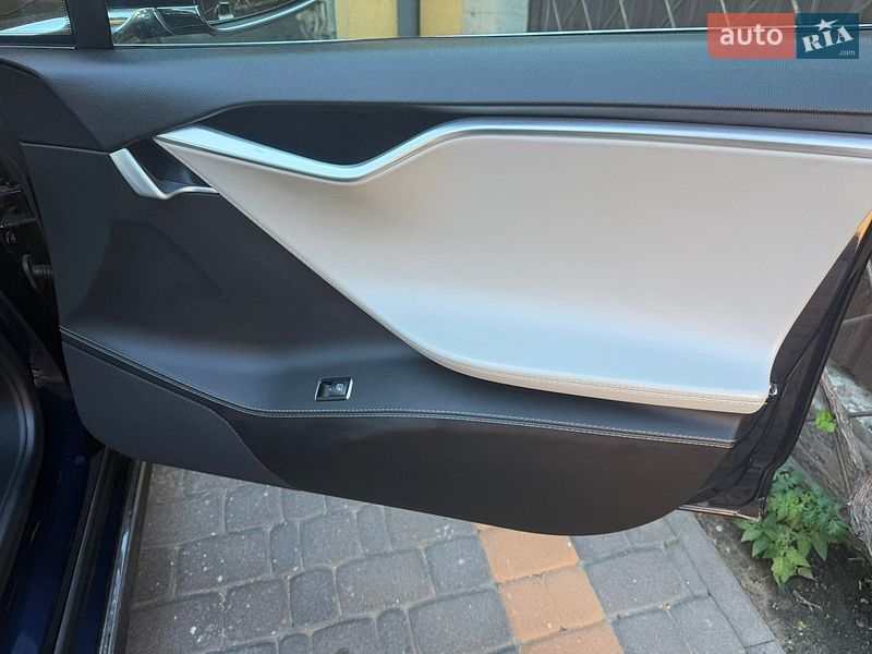 Ліфтбек Tesla Model S 2015 в Києві