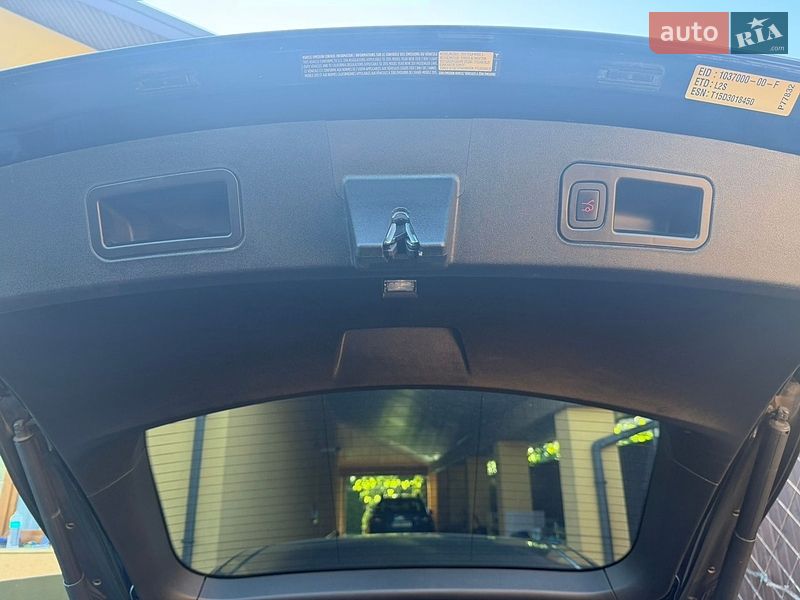 Ліфтбек Tesla Model S 2015 в Києві