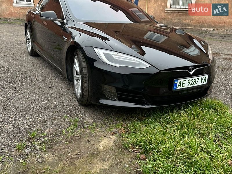 Лифтбек Tesla Model S 2017 в Кривом Роге