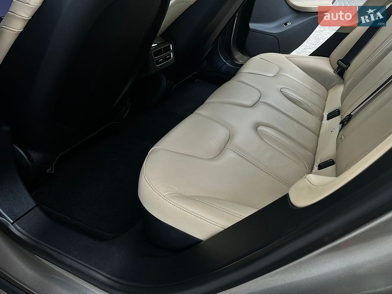 Ліфтбек Tesla Model S 2015 в Львові