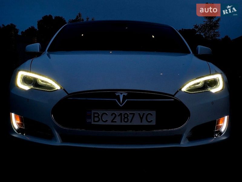 Ліфтбек Tesla Model S 2014 в Львові