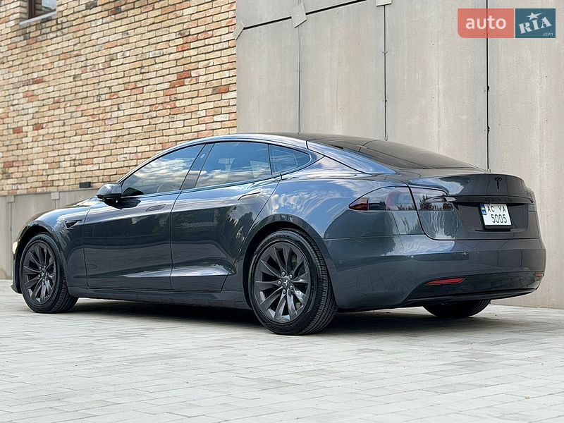 Лифтбек Tesla Model S 2017 в Луцке