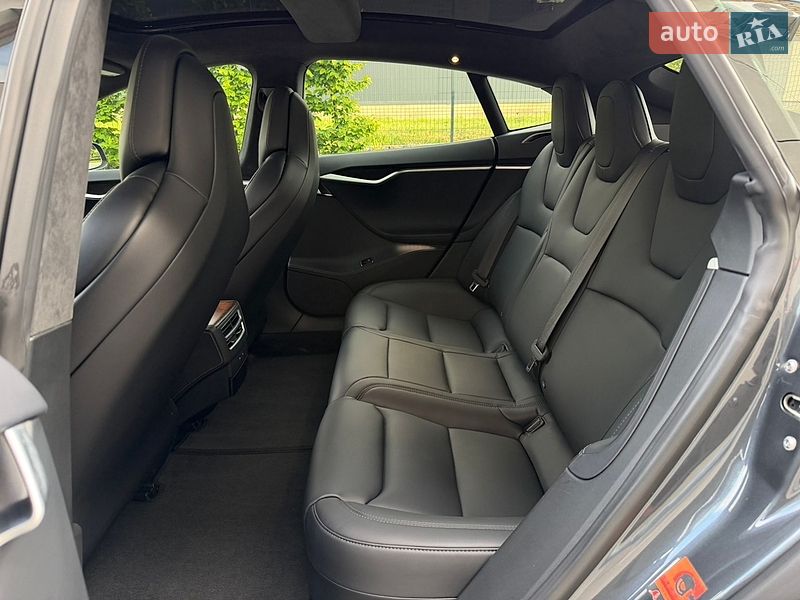 Лифтбек Tesla Model S 2017 в Луцке