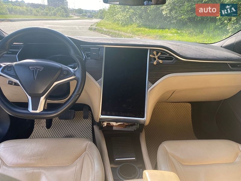 Ліфтбек Tesla Model S 2015 в Львові