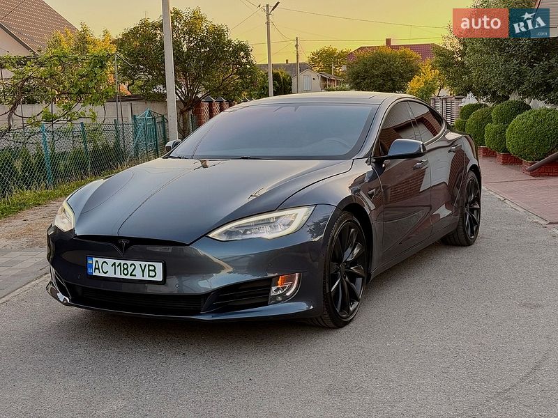 Лифтбек Tesla Model S 2017 в Дубно