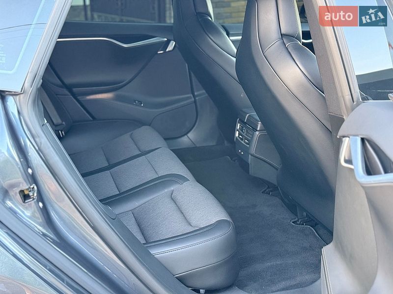 Лифтбек Tesla Model S 2017 в Дубно
