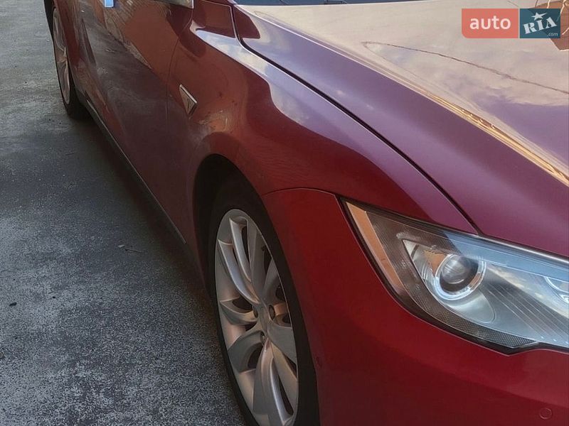 Лифтбек Tesla Model S 2015 в Киеве