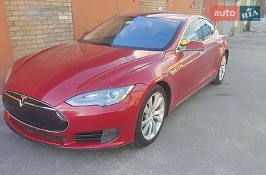 Лифтбек Tesla Model S 2015 в Киеве