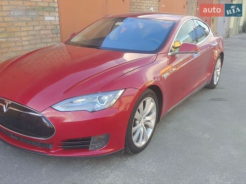 Лифтбек Tesla Model S 2015 в Киеве