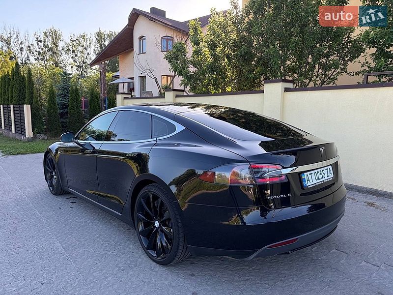 Ліфтбек Tesla Model S 2015 в Львові