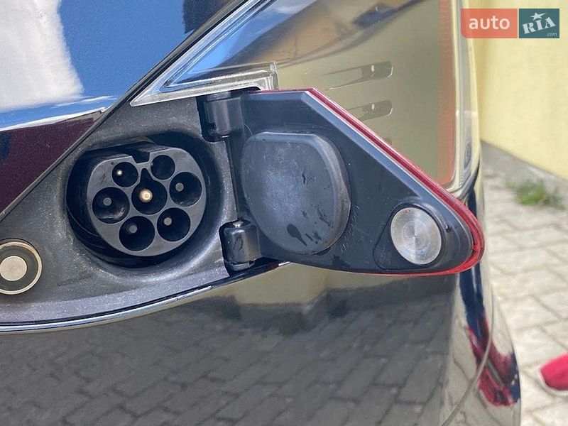 Ліфтбек Tesla Model S 2015 в Львові