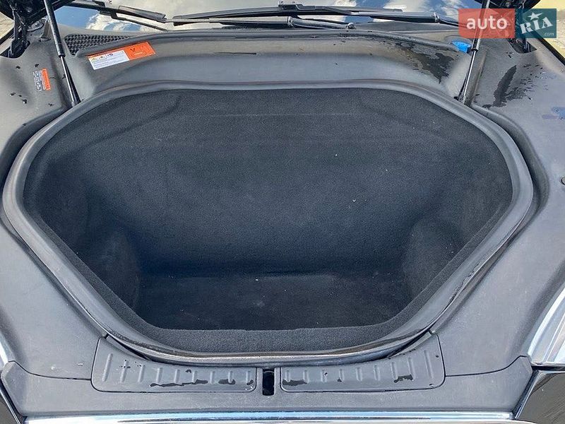 Ліфтбек Tesla Model S 2015 в Львові