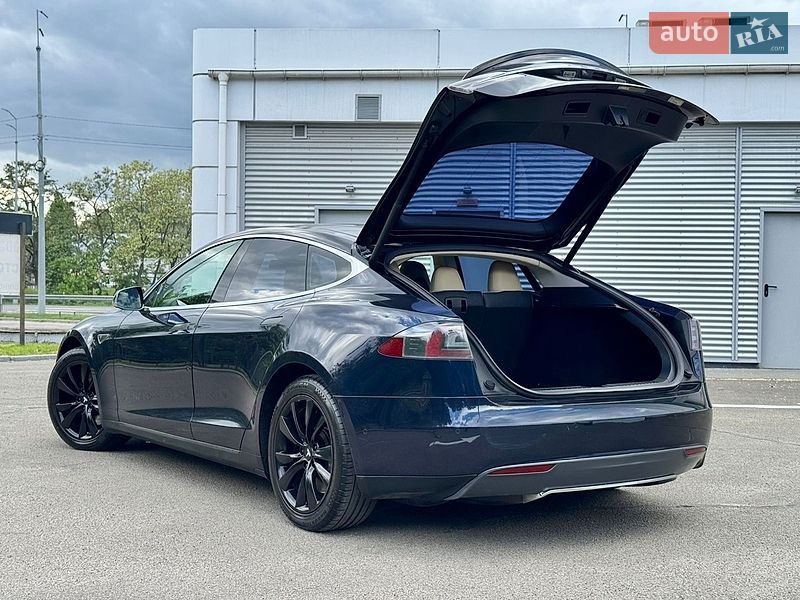 Лифтбек Tesla Model S 2014 в Буче