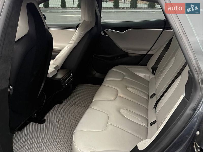 Ліфтбек Tesla Model S 2015 в Вінниці