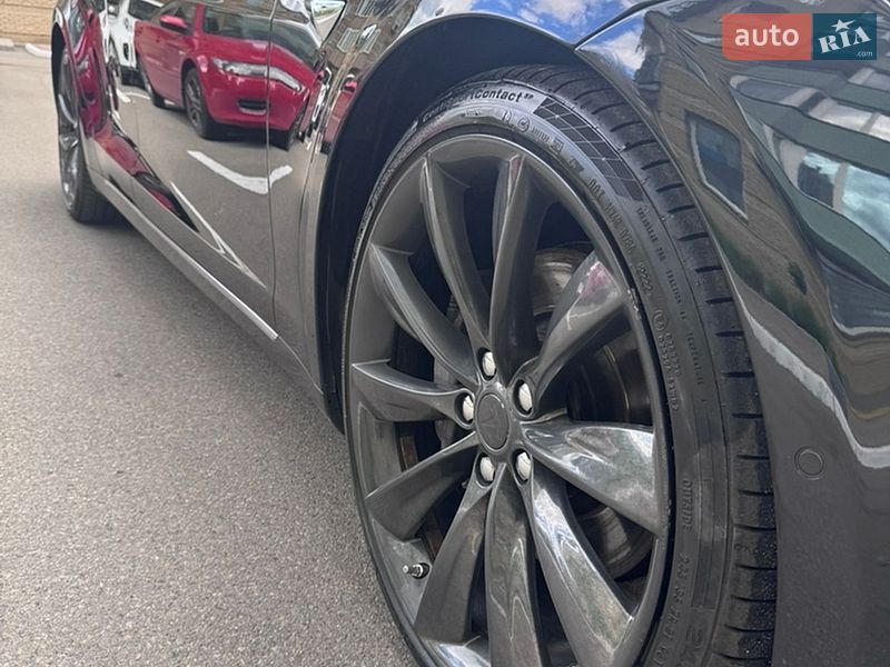 Лифтбек Tesla Model S 2017 в Киеве