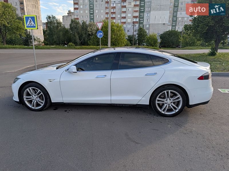 Лифтбек Tesla Model S 2014 в Чернигове фото Лифтбек Tesla Model S 2014 в Чернигове