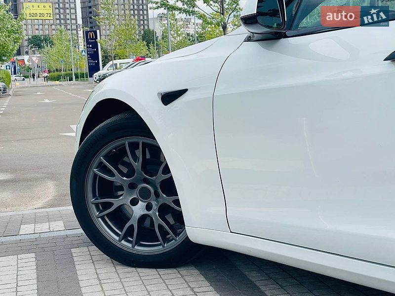 Лифтбек Tesla Model S 2022 в Киеве
