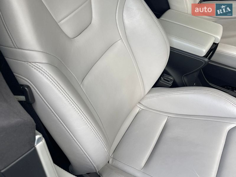 Лифтбек Tesla Model S 2015 в Виннице
