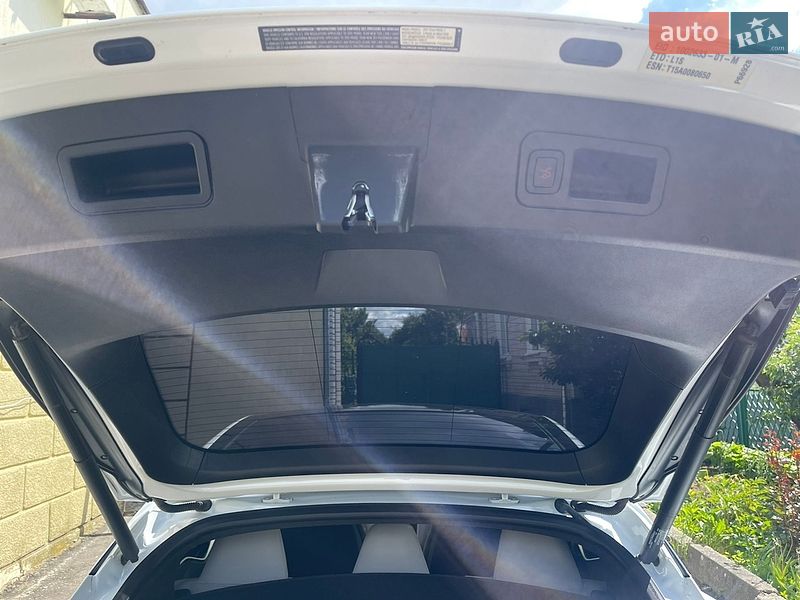 Лифтбек Tesla Model S 2015 в Виннице