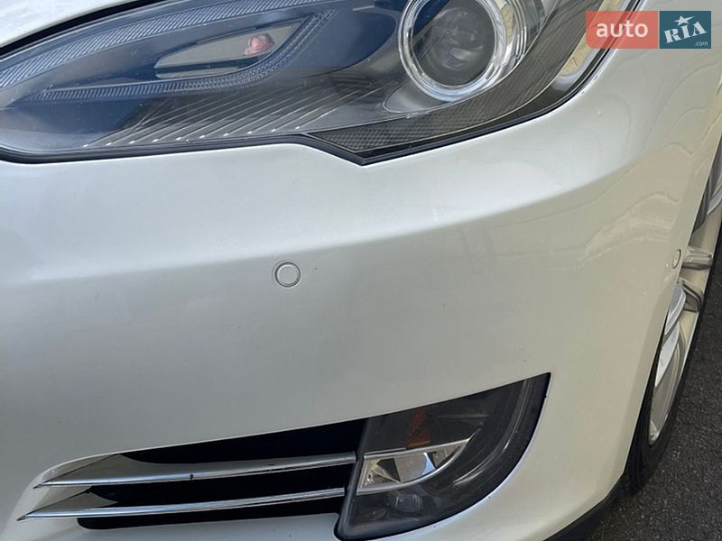 Лифтбек Tesla Model S 2015 в Виннице
