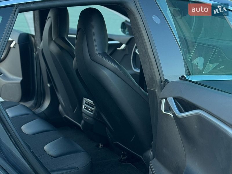 Ліфтбек Tesla Model S 2016 в Бучі