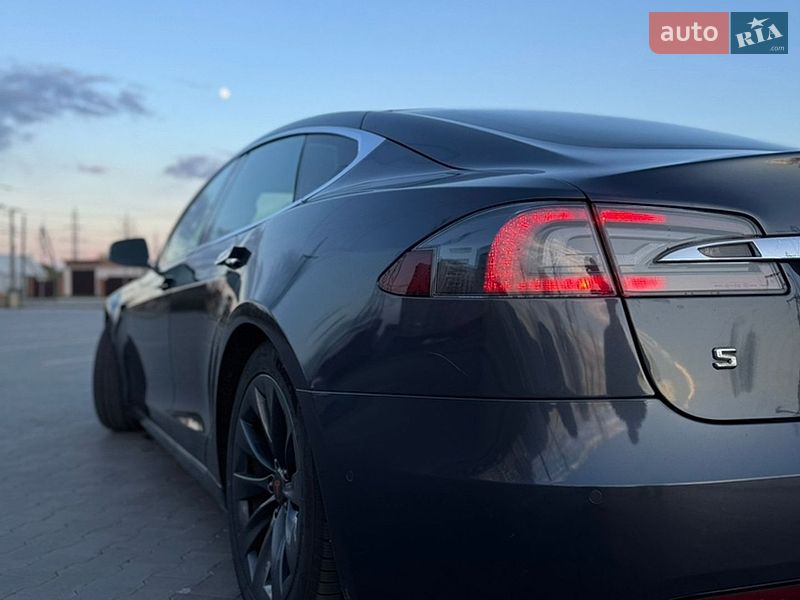 Ліфтбек Tesla Model S 2016 в Бучі
