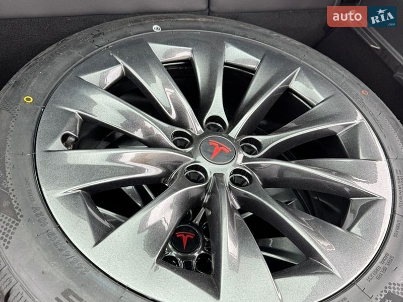 Ліфтбек Tesla Model S 2016 в Бучі