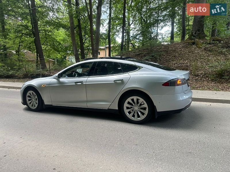 Ліфтбек Tesla Model S 2015 в Львові
