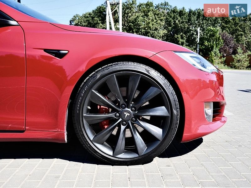 Лифтбек Tesla Model S 2017 в Львове
