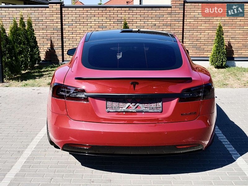 Лифтбек Tesla Model S 2017 в Львове