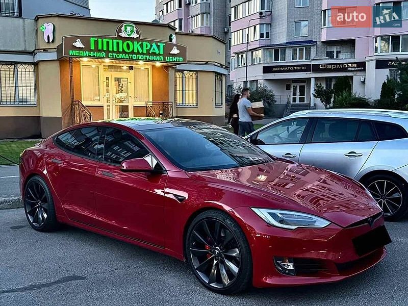 Лифтбек Tesla Model S 2017 в Львове