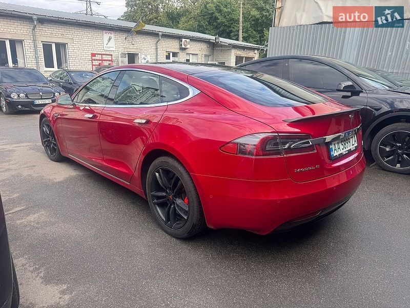 Лифтбек Tesla Model S 2016 в Киеве