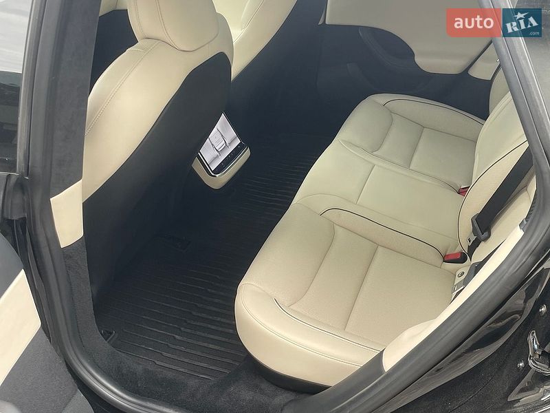 Лифтбек Tesla Model S 2023 в Львове
