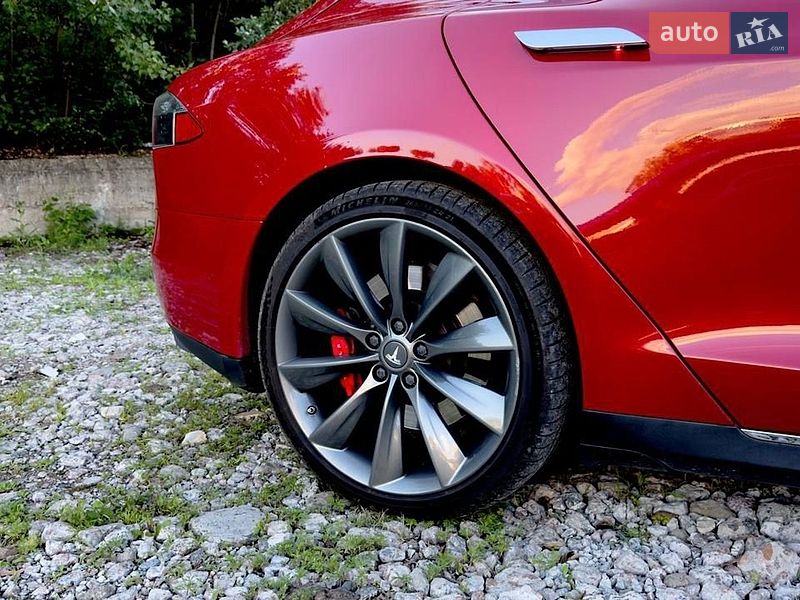 Лифтбек Tesla Model S 2015 в Киеве