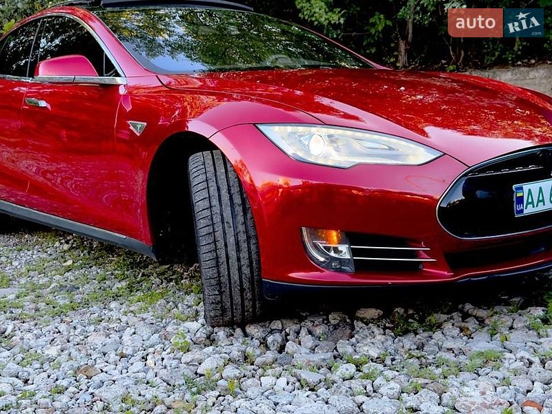 Лифтбек Tesla Model S 2015 в Киеве