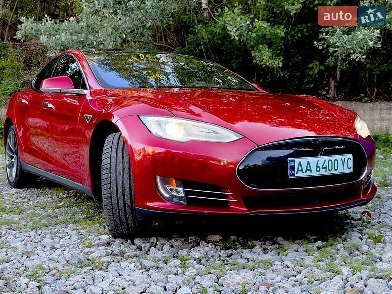 Лифтбек Tesla Model S 2015 в Киеве
