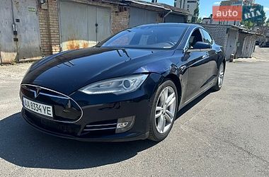 Лифтбек Tesla Model S 2015 в Киеве