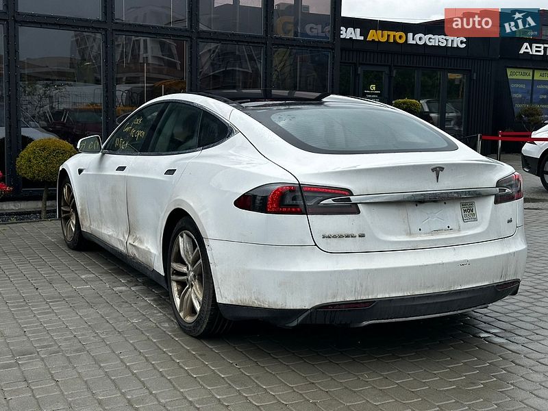 Лифтбек Tesla Model S 2013 в Львове