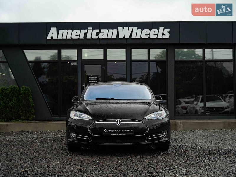 Лифтбек Tesla Model S 2015 в Черновцах